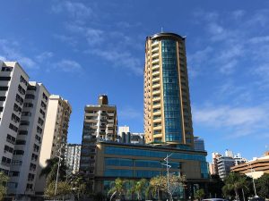 Descubra onde se hospedar em Florianópolis nesse post! Dicas dos melhores bairros, hotéis e hostels da ilha!
