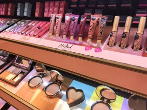 Descubra as Melhores maquiagens para comprar nos Estados Unidos em 2019! Dicas de bases, corretivos, paletas de sombras, batons, pincéis e mais! #beleza #maquiagem #makeup #estadosunidos #viagem