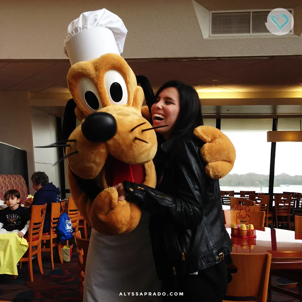 Having breakfast with the characters is an unforgettable experience that makes your trip to Disney even better! Click on the link and discover 10 things you MUST do on your first trip to Orlando!