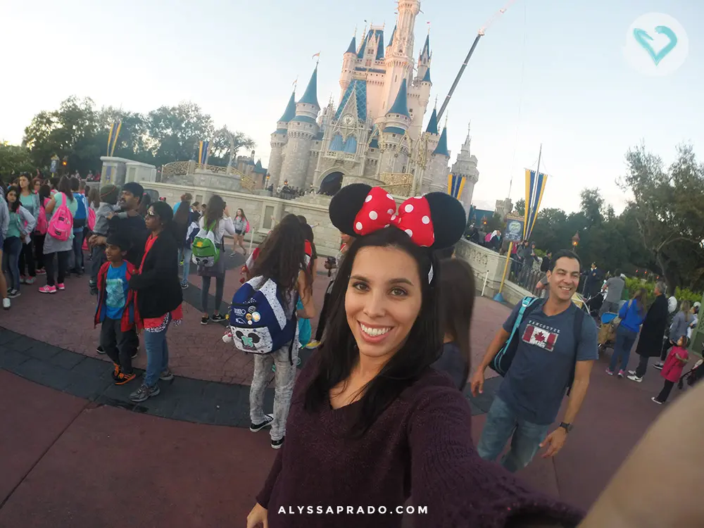Taking a photo in front of Cinderella Castle is a must when visiting Disney. Click on the link and discover 10 things you MUST do on your first trip to Orlando!