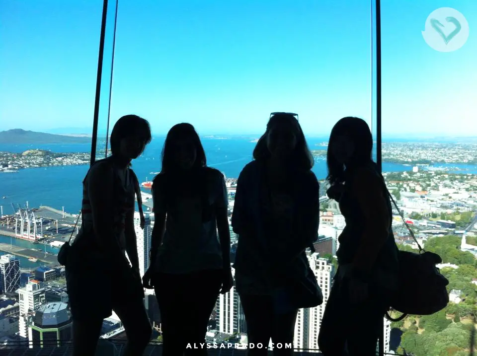 Some friends I made at the hostel in Auckland, one of the best places to travel alone! Discover this and other destinations in the post!