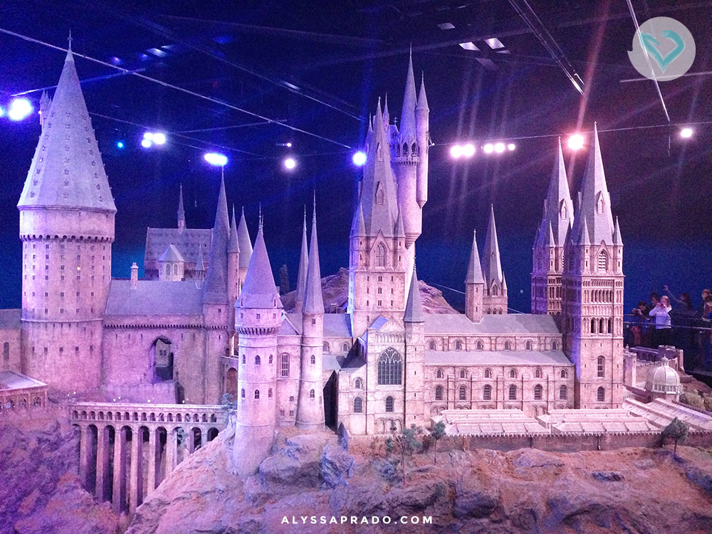 Quer ver Hogwarts com todos os detalhes? Nos estúdios do Harry Potter em Londres você pode! Clique no link e descubra como fazer uma visita a escola de magia e bruxaria!