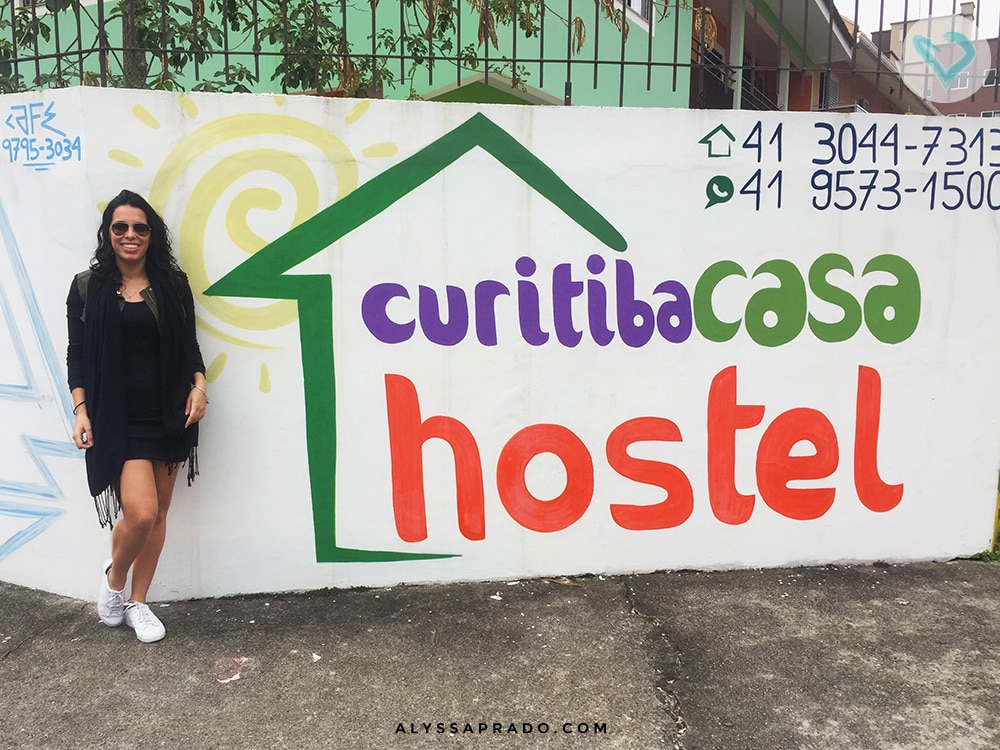 Procurando um lugar barato para se hospedar em Curitiba? Então vem ler essa resenha do Curitiba Casa Hostel! Lugar limpo, com preço amigo e staff super prestativa!