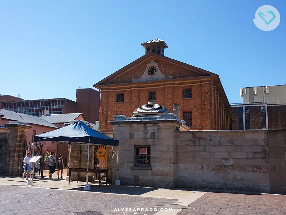 The city's first prison! This is one of the stops on the Free Walking Tour in Sydney! Discover the others in this post!