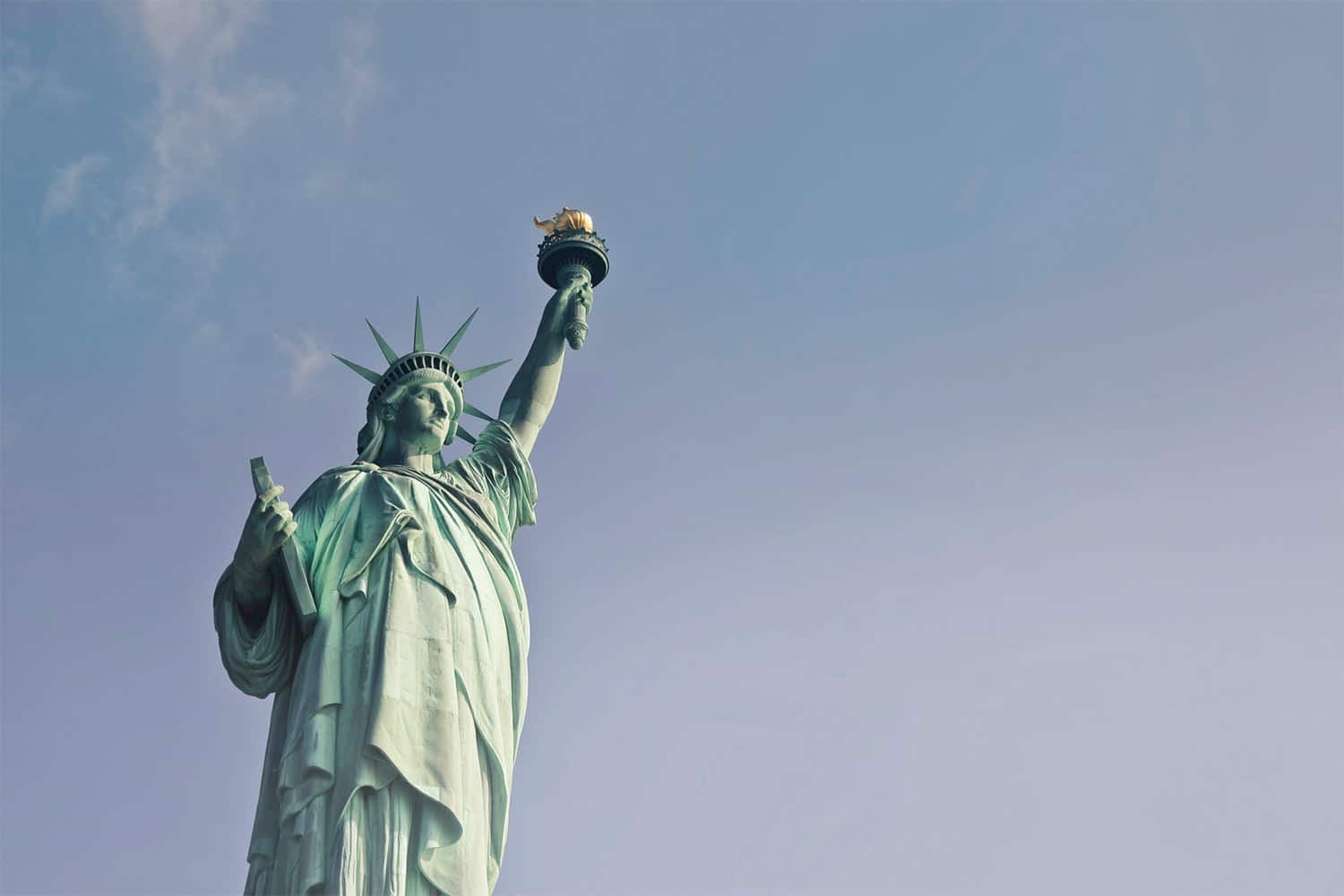 Aprenda a planejar sua viagem para Nova York com esse mini curso grátis! Dicas de hospedagem, documentação, passagens, roteiro, compras e muito mais!