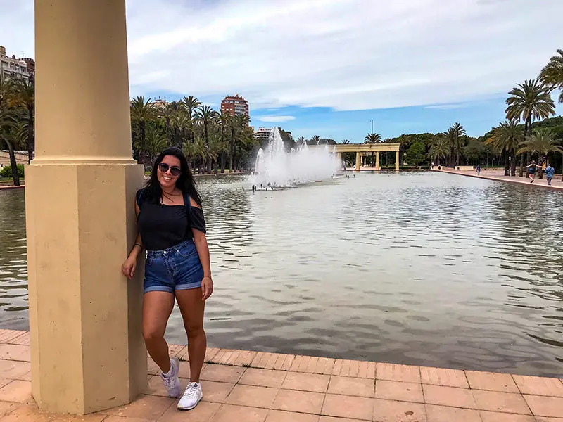 Spain is one of the best places to travel alone abroad! Delicious food, incredible cities and paradisiacal beaches! See these and other cool destinations to discover on your own in this post!