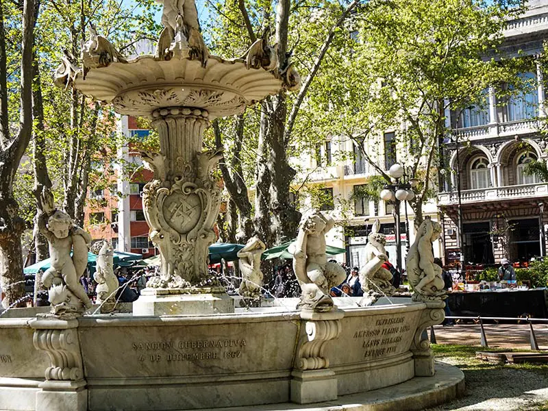 The Plaza de la Constitución fountain is one of the landmarks of the old town in Montevideo! discover what to do in the capital of Uruguay and a 3-day itinerary around the city in this post!