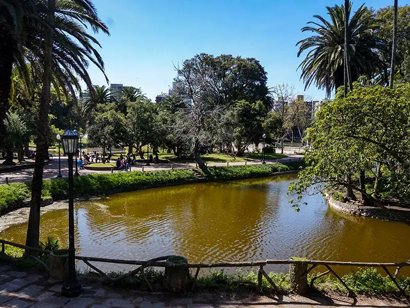 Parque Rodó is one of the most famous parks in Montevideo! Discover what to do in the capital of Uruguay and an itinerary around the city in this post!