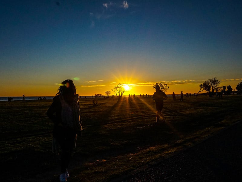 Assistir o pôr do sol na Rambla é uma das coisas imperdíveis entre o que fazer em Montevideo! Descubra outras atrações e veja um roteiro pela cidade nesse post!