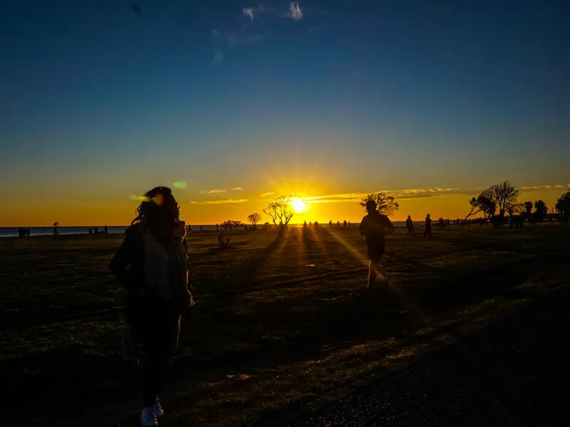 Watching the sunset on the Rambla is one of the unmissable things to do in Montevideo! Discover other attractions and see an itinerary around the city in this post!
