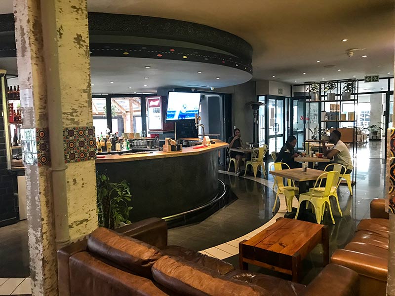 Bar do Once in Joburg, um dos melhores hostels de Joanesburgo! Descubra onde ficar em Joanesburgo nesse post!