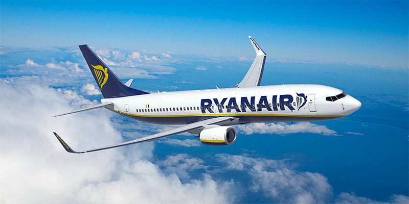 A Ryanair é parceira oficial de quem quer viajar barato pelo mundo! Descubra mais sobre essa cia aérea e outros sites para economizar na sua viagem nesse post!