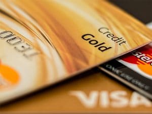 Aprenda como usar o cartão de crédito em viagens e descubra se esse é um bom método de pagamento! Como usar, taxas, câmbio, vantagens e mais!