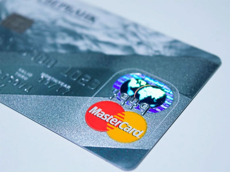 Descubra as principais vantagens e desvantagens de usar o seu cartão de crédito em viagens!