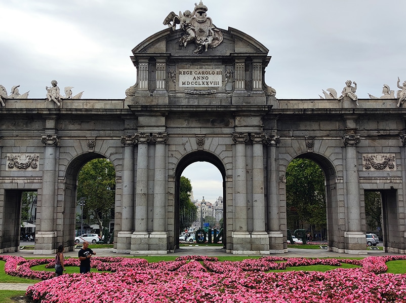 A Puerta de Alcalá fica pertinho da entrada do parque El Retiro.