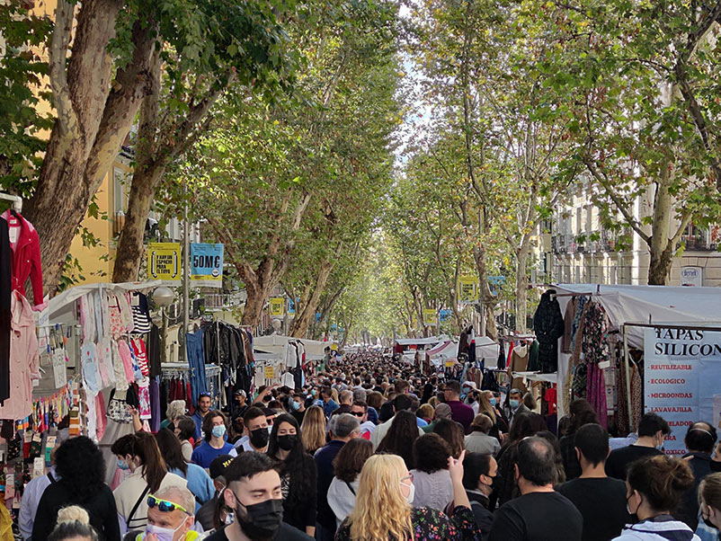 Se quiser aproveitar a feira El Rastro, em Madrid, o melhor é chegar cedo! Essa feira de rua é cheia de oportunidades, como roupas de segunda mão e acessórios!