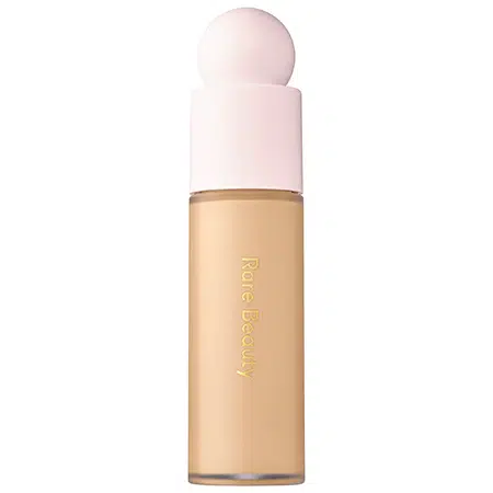 The foundation from Rare Beauty, Selena Gomez's brand, leaves the skin illuminated without a sticky feeling!