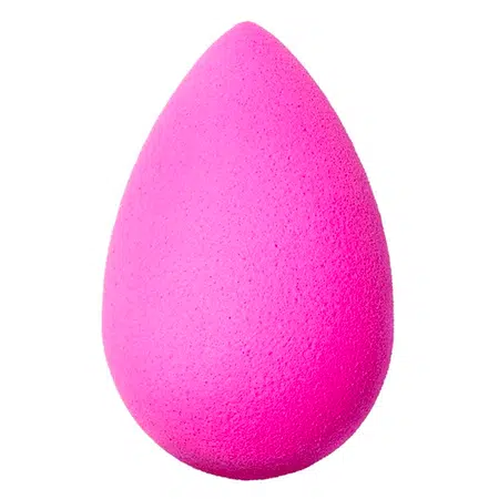 The Beauty Blender is today's most famous makeup sponge, and for good reason! Apply the foundation naturally and without leaving it heavy.