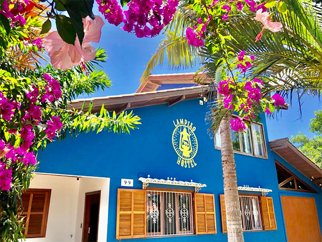O Lampião Hostel é do lado da praia do Campeche! Um dos melhores hotels para ficar em Florianópolis!